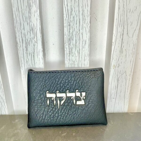 תיק צדקה | דמוי עור | גוון שחור עם כיתוב מובלט 'צדקה' בכסף