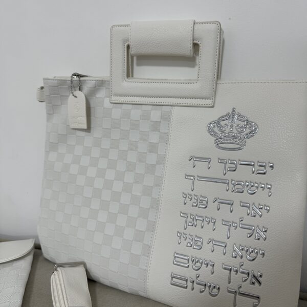 תיק נשיאה | ׳כתר כהונה׳ דמוי עור | גוון לבן כסף